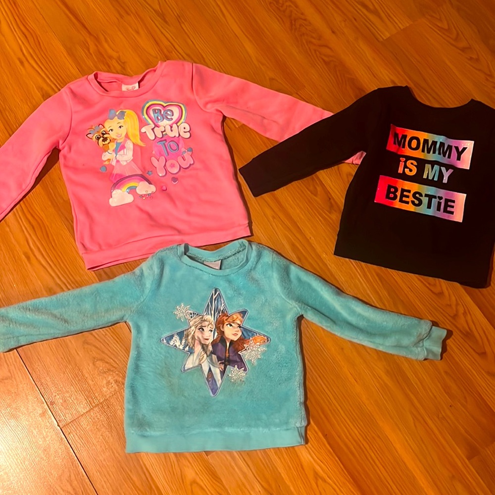Selling 3 girl’s sweaters!🛼